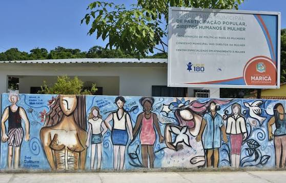 Ação social na Casa da Mulher de Maricá oferece serviços gratuitos de beleza e atendimento psicológico.